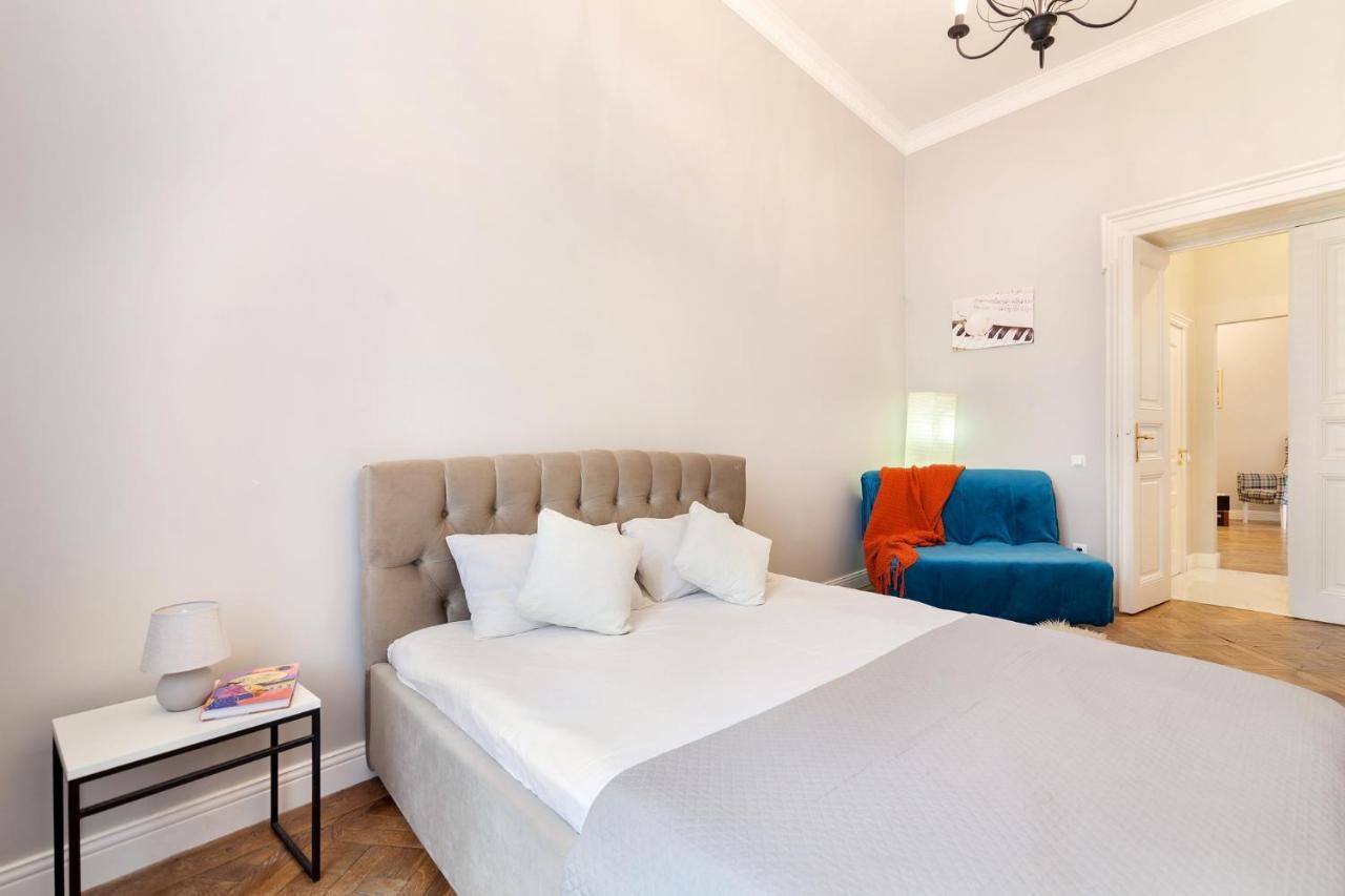 Chopin Apartment In The Center Of Lviv Buitenkant foto