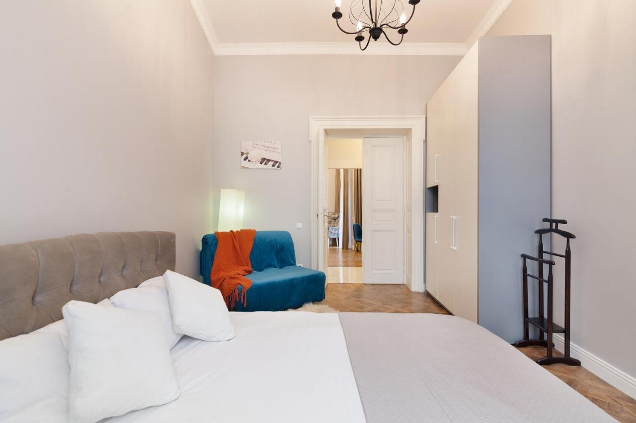 Chopin Apartment In The Center Of Lviv Buitenkant foto